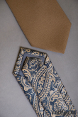 Blaue schmale Krawatte mit beigem Paisley-Motiv - Breite 6 cm