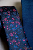 Dunkelblaue schmale Krawatte mit Blumenmuster in Rosa - Breite 5 cm